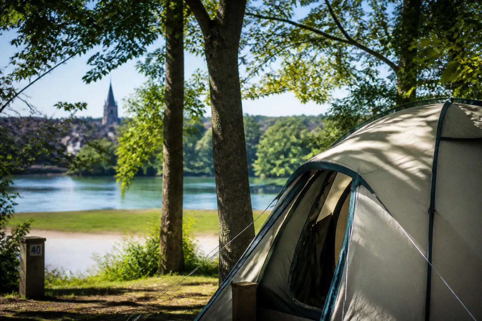 Escapade nature à Cosne-sur-Loire : pourquoi choisir le camping au bord du fleuve